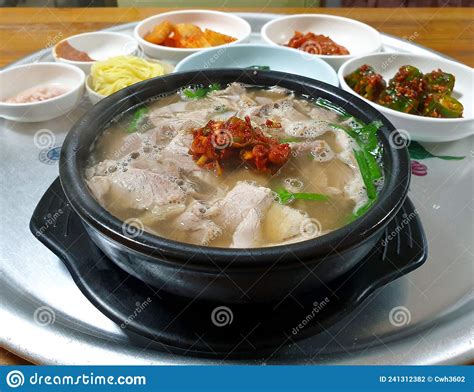  Dwaeji Gukbap! A Symphony of Savory Broth and Tender Pork in Jeonju