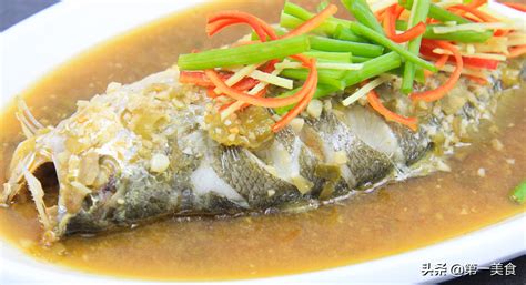  Steamed Yellow Croaker with Ginger and Scallions: Can Aromatic Delicacy Meet Spicy Burst for an Unforgettable Culinary Experience?