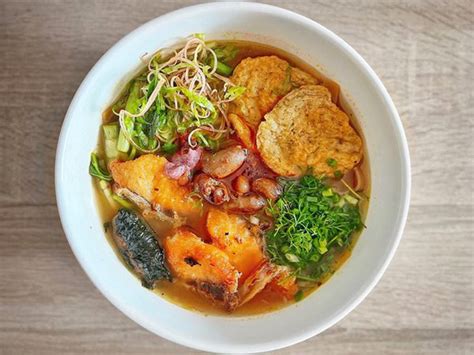  Bún Cá - Aromatic Broth Meets Delicate Fish Fillets for a Flavorful Symphony