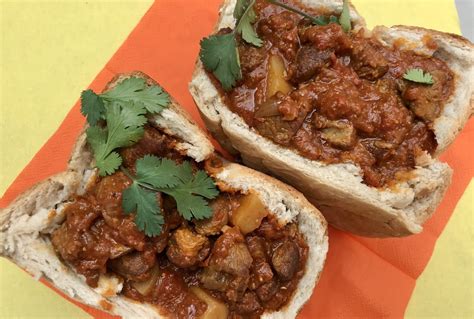  Bunny Chow? A Symphony of Spicy Curry Flavor and Soft Bread Nirvana!