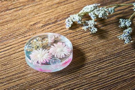 Can You Resin Fresh Flowers? Exploring the Art and Science of Preserving Nature's Beauty