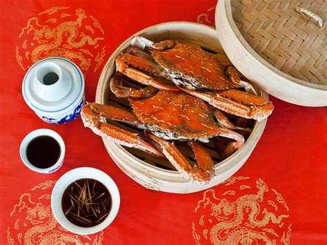  Dongying City's Steamed Crab with Ginger and Vinegar: A Symphony of Delicate Seafood Flavors Intertwined with Tangy Zing!