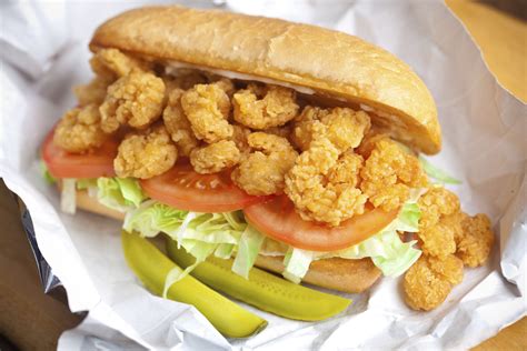  Fried Shrimp Po-Boys: A Culinary Symphony of Crispy Crust and Zesty Sauce!