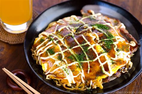 Hiroshima-Style Okonomiyaki: Experience an Explosion of Savory Umami and Crispy Textural Delight!