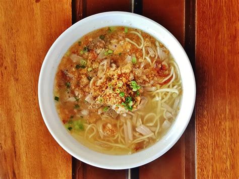 La Paz Batchoy! A Tangy Broth Meets a Symphony of Savory Pork and Noodles