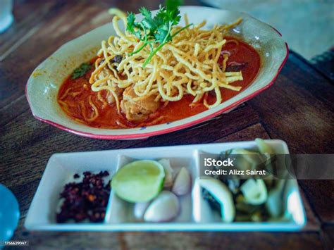  Mie Aceh? A Tangy Explosion of Flavors with Creamy Coconut Milk Undertones!