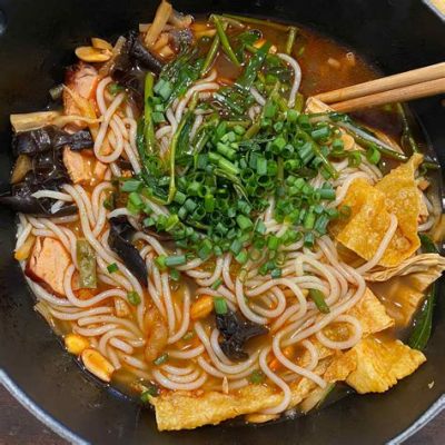  Snail Rice Noodles: A Spicy Adventure that Explodes with Flavourful Aromatics!