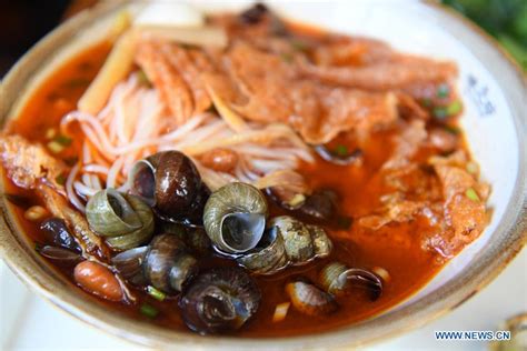  Spicy Snail Rice Noodles: An Explosively Flavorful Journey Through the Heartwarming Broth of Liuzhou!