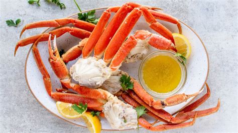  Steamed Hairy Crab Legs and Ginger: A Delicate Seafood Dish Exploding with Fresh Ocean Flavors!