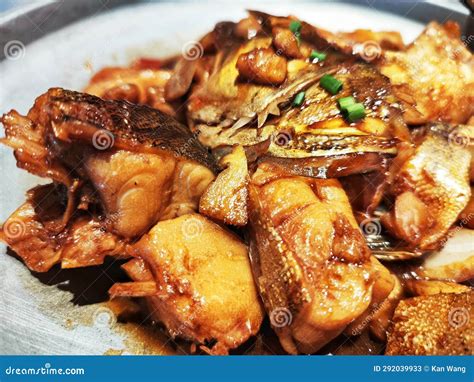  Stinky Mandarin Fish? Dive into Hefei's Aromatic Explosion of Tangy and Spicy Flavors!