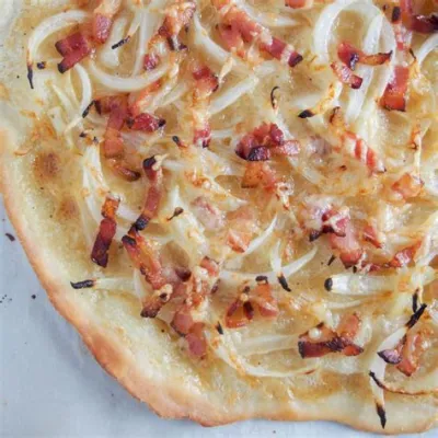  Tarte Flambée: An Alsatian Culinary Symphony of Crispy Dough, Melted Cheese, and Smoky Bacon!