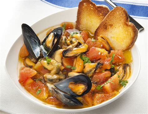  Zuppa di Cozze? A Symphony of Sea Flavors in a Rustic Italian Bowl!